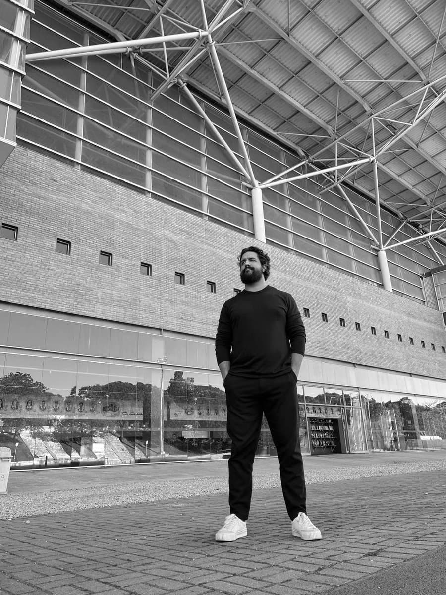 Israel Simões em ambiente esportivo