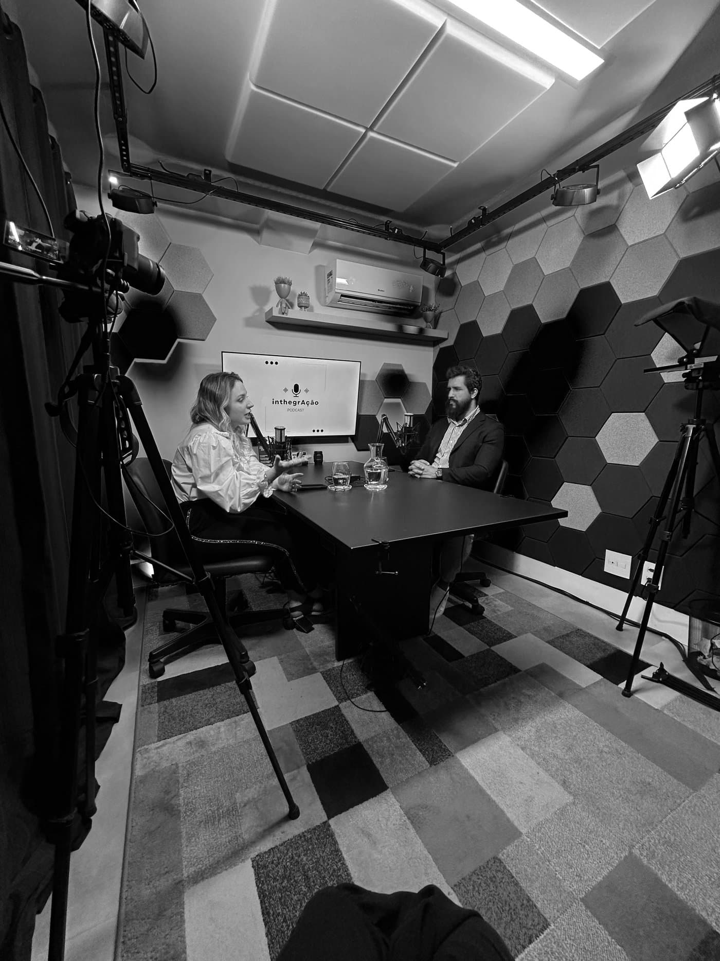 Israel Simões em gravação do podcast inthegrAção