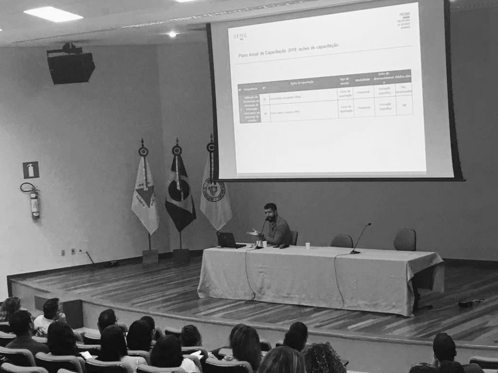Israel Simões ministrando palestra em auditório universitário da UFMG